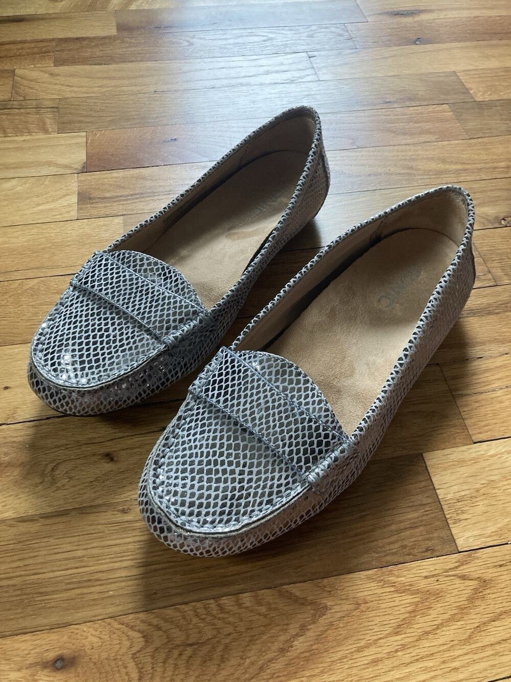 Vionic Larrun Driving Loafer Shoes Women's 9 Silver Leather Snakeskin Embossed